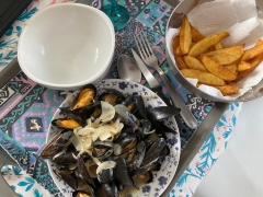 moules, Sauvignon, oignons, ail, piment d'espelette, 